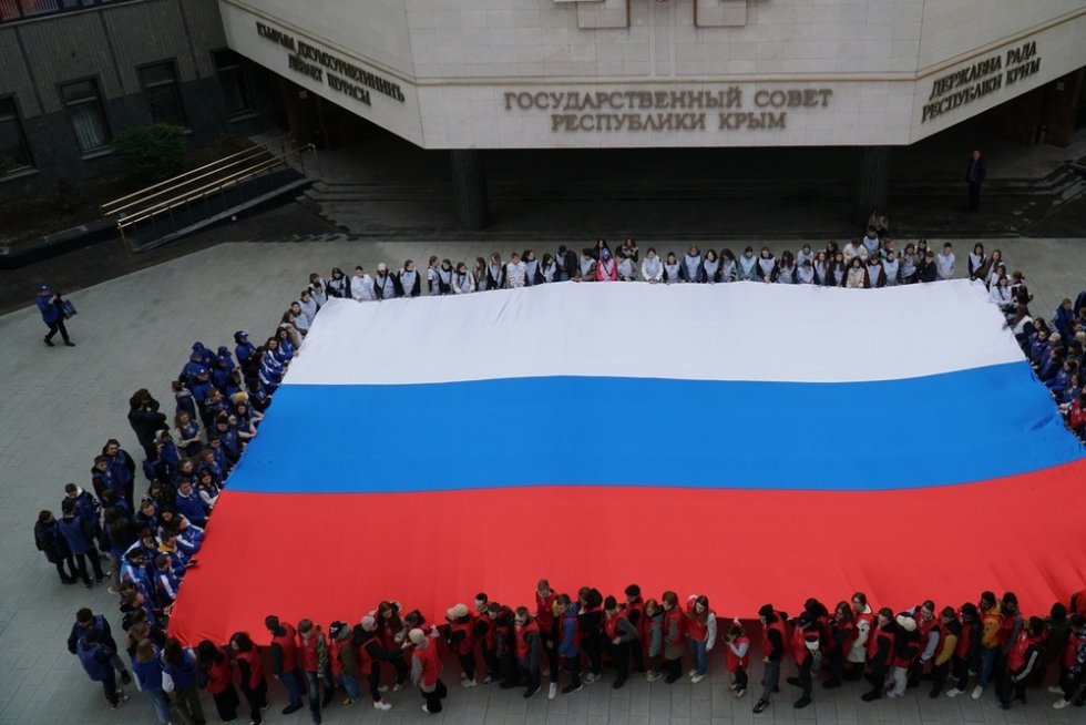 В Крыму молодежь развернула гигантские флаги России